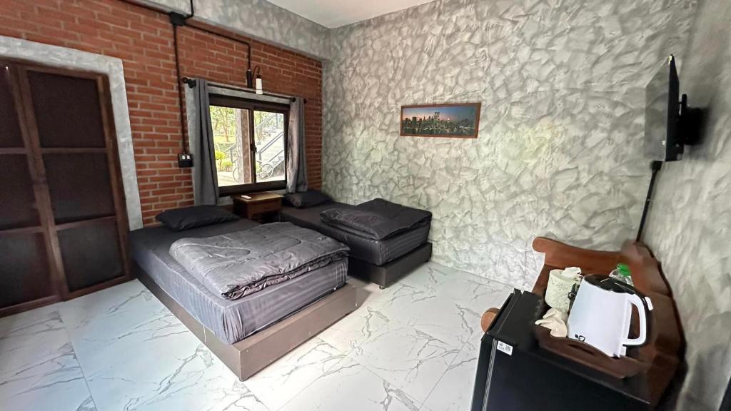 TV a/nebo společenská místnost v ubytování บ้านภทรพรรณ ขุนยวม แม่ฮ่องสอน PATARAPHAN HOUSE, Khunyuam, Maehongson, Thailand