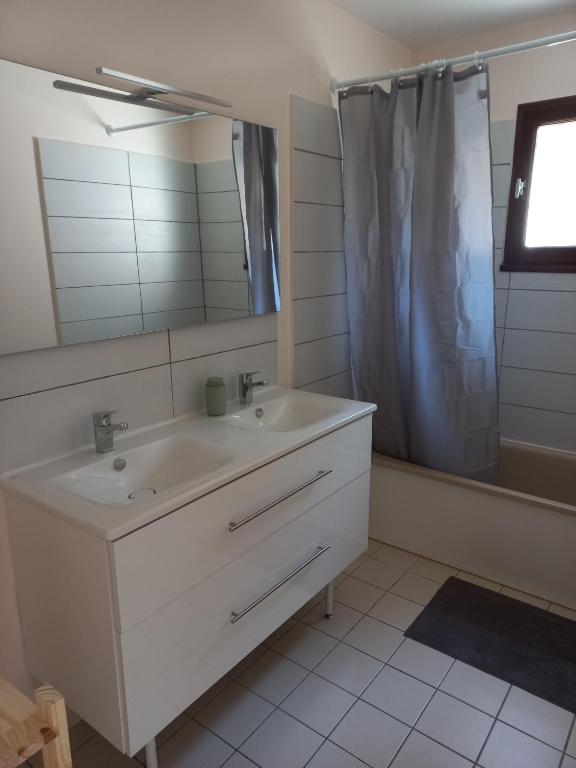 Kúpeľňa v ubytovaní Gîte des bords de l Eure 4 chambres 2 SDB et parking