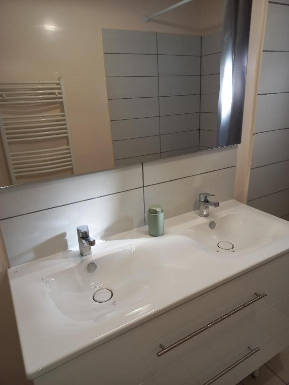Kúpeľňa v ubytovaní Gîte des bords de l Eure 4 chambres 2 SDB et parking