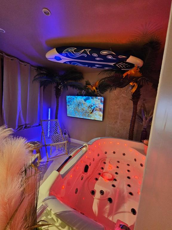 a room with a large bath tub in a room at L'Oasis appart 60m2 SPA privatif 20 min Lille ou Arras in La Bassée