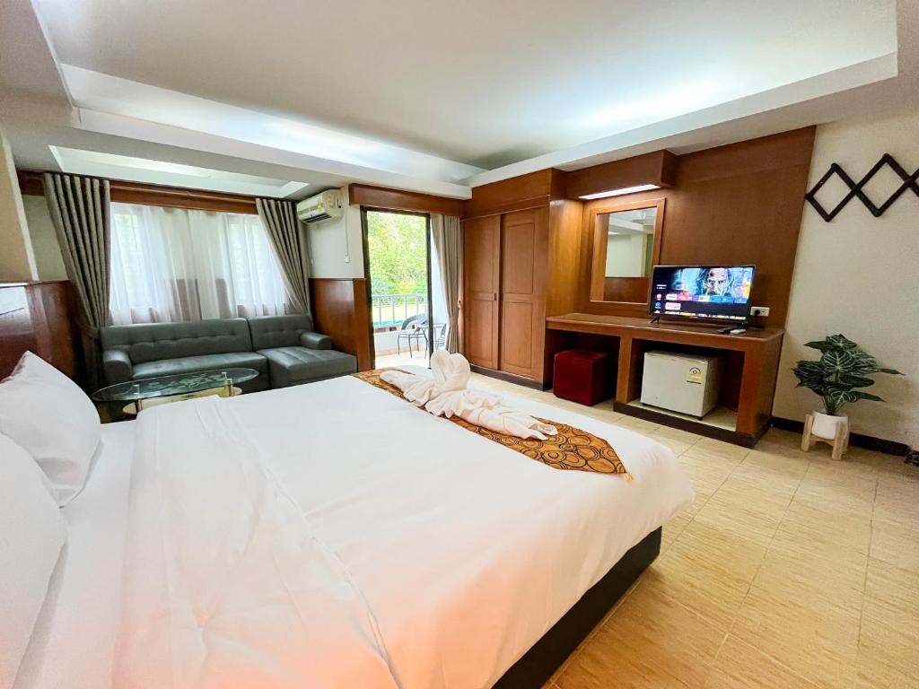 Postel nebo postele na pokoji v ubytování The Atnal Lanta Budget and Eco Friendly hotel in Koh Lanta