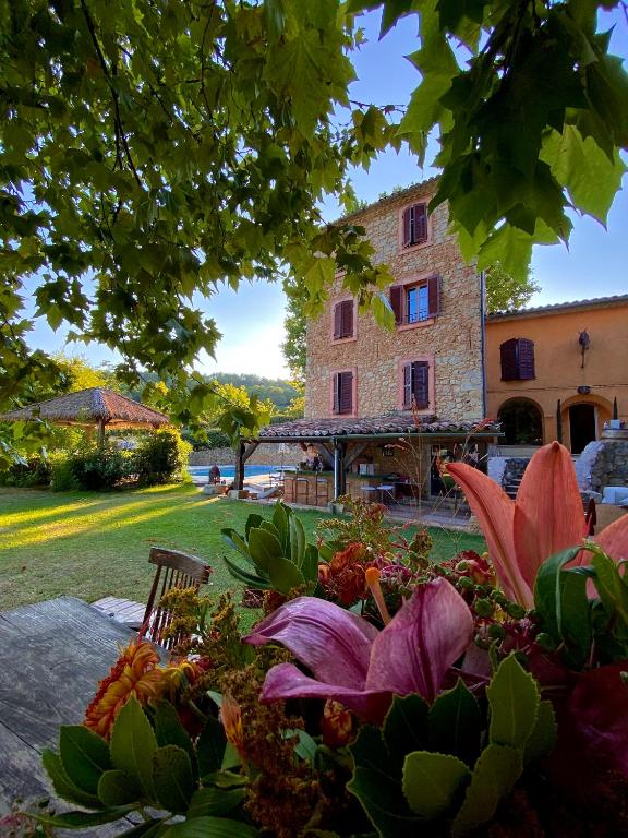 un jardin avec des fleurs devant un immeuble dans l'établissement Domaine De Sainte Annette, à Callian