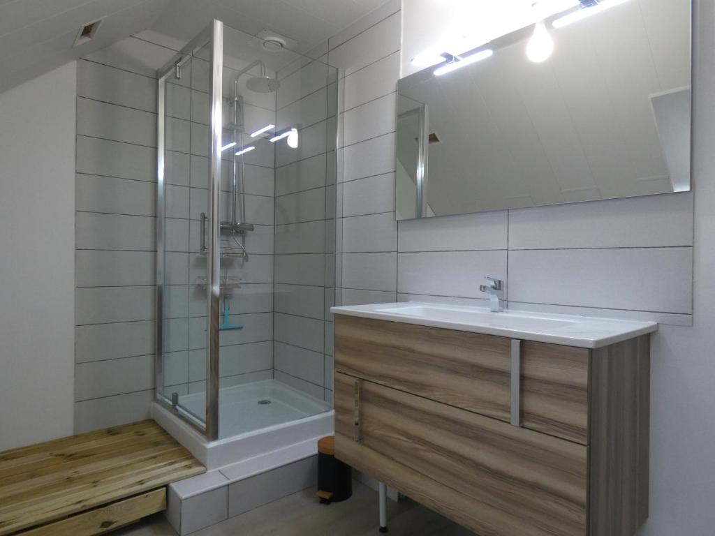 Kúpeľňa v ubytovaní Gîte des bords de l Eure 4 chambres 2 SDB et parking