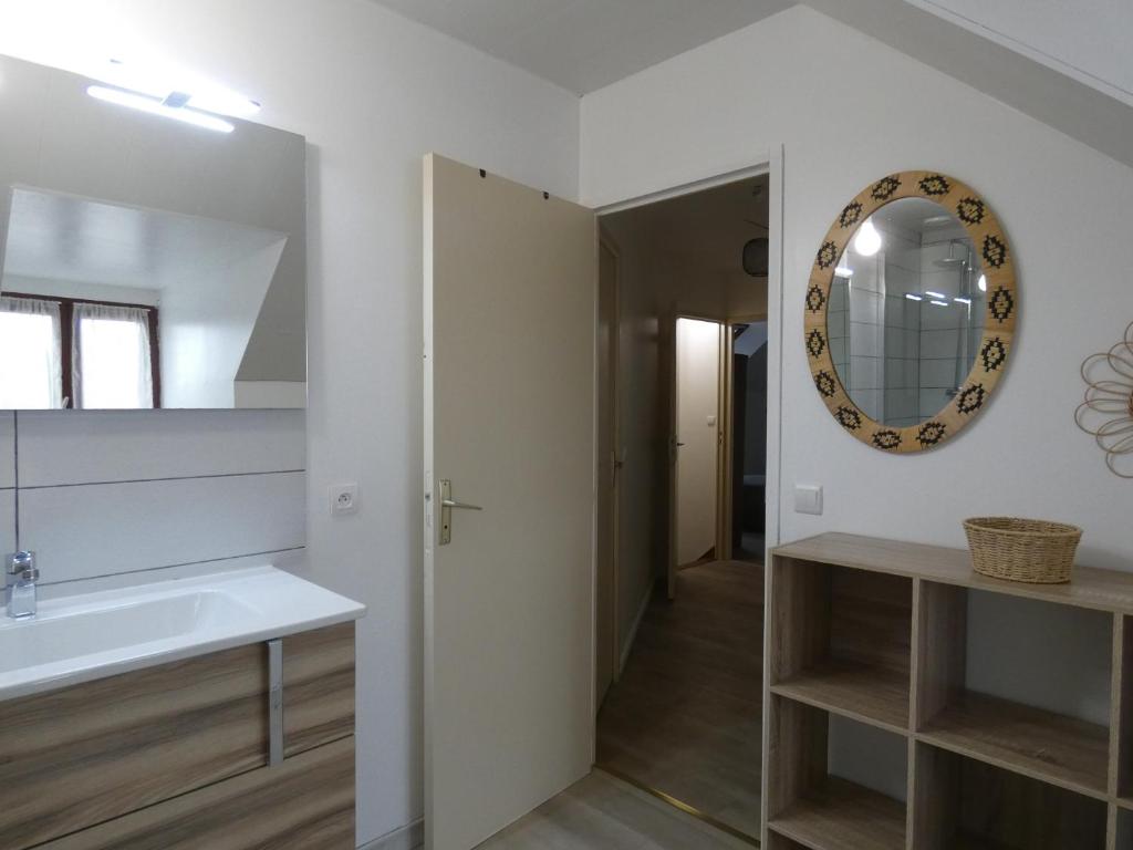 Kúpeľňa v ubytovaní Gîte des bords de l Eure 4 chambres 2 SDB et parking