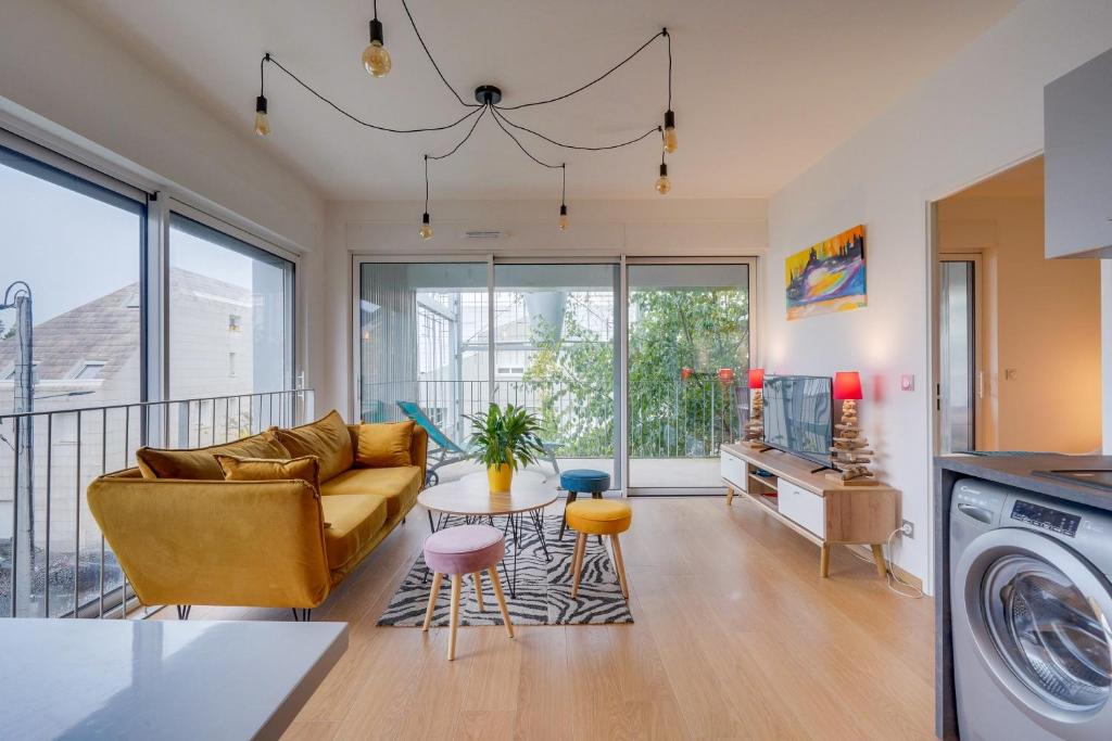 un salon avec un canapé et une table dans l'établissement MDOR Le Darwin - Terrasse et parking privé, à Bordeaux