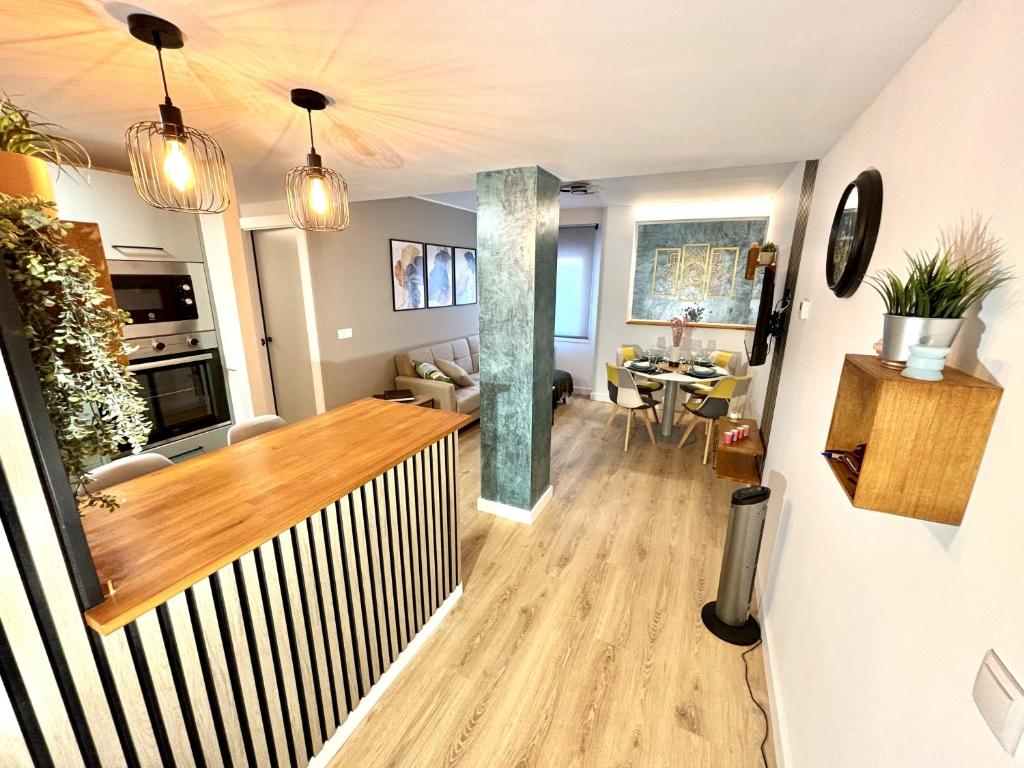 Una sala de estar con cocina y comedor. en imak barrio del AVE, en Zaragoza