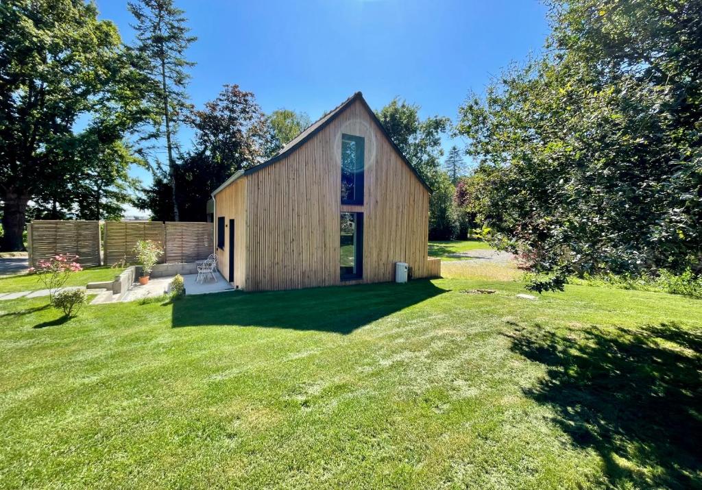 a small wooden church in a field of grass at La Maison de Rosalie in Piré-sur-Seiche