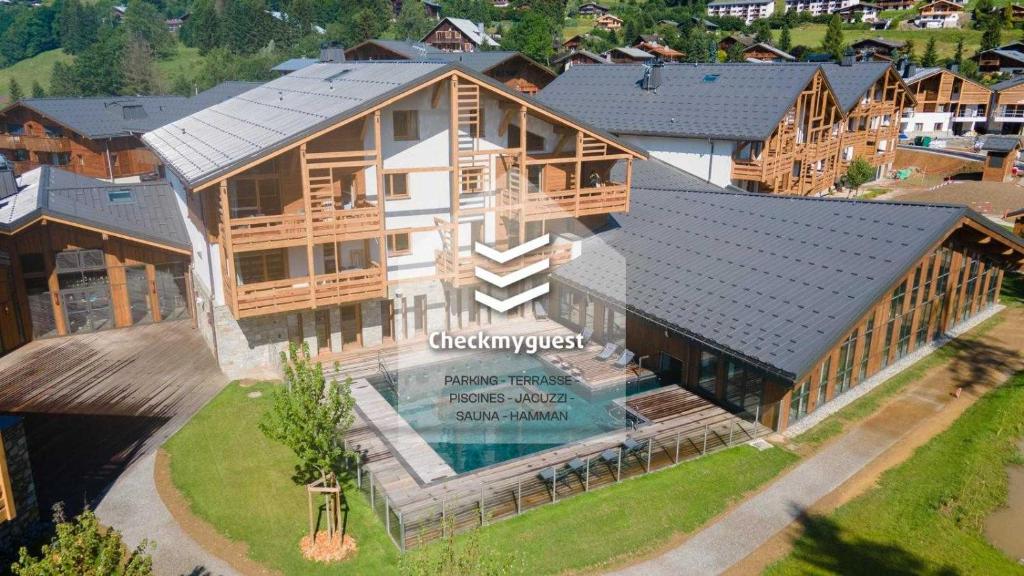 une vue aérienne d'une maison avec piscine dans l'établissement 2 bedroom apartment with terrace, pool, parking, à Megève