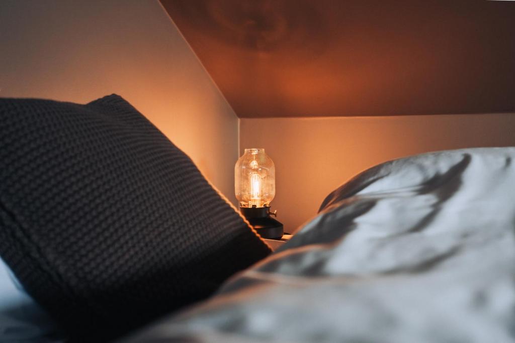 Postel nebo postele na pokoji v ubytování Keflavik Cozy Apartments