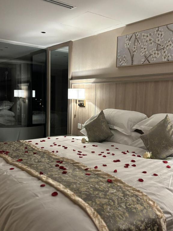 Postel nebo postele na pokoji v ubytování Grand Line Hotel