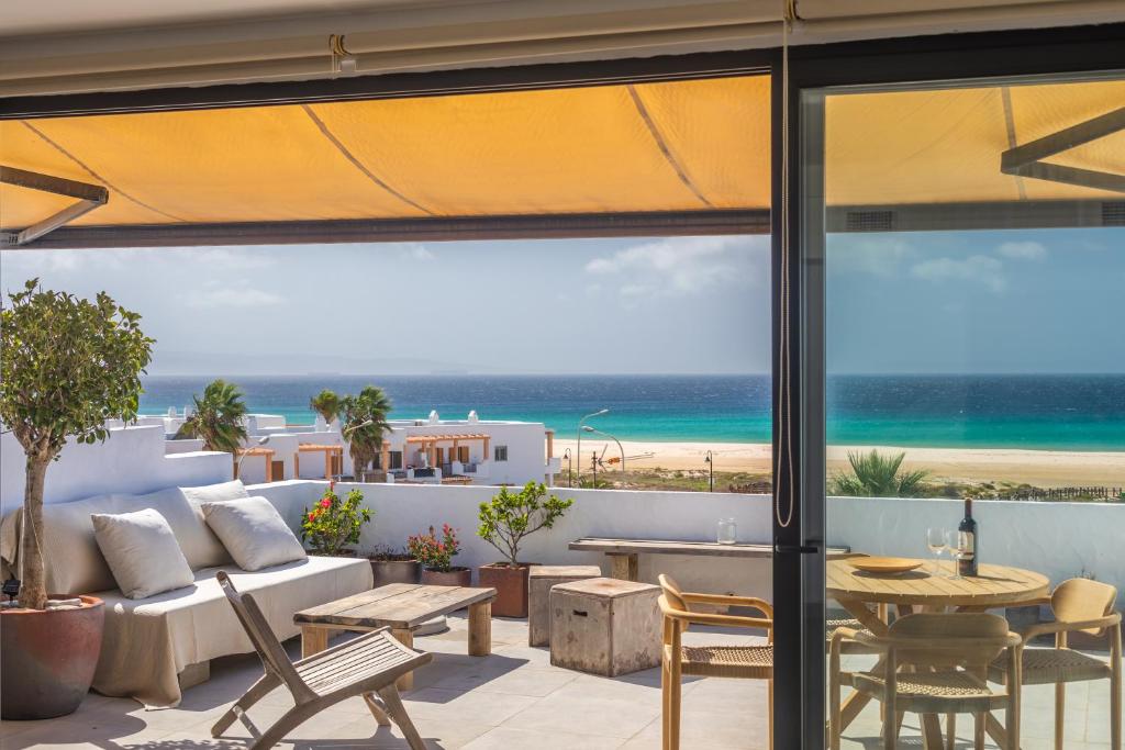 patio z widokiem na plażę w obiekcie Los Lances Beach Apartments w mieście Tarifa