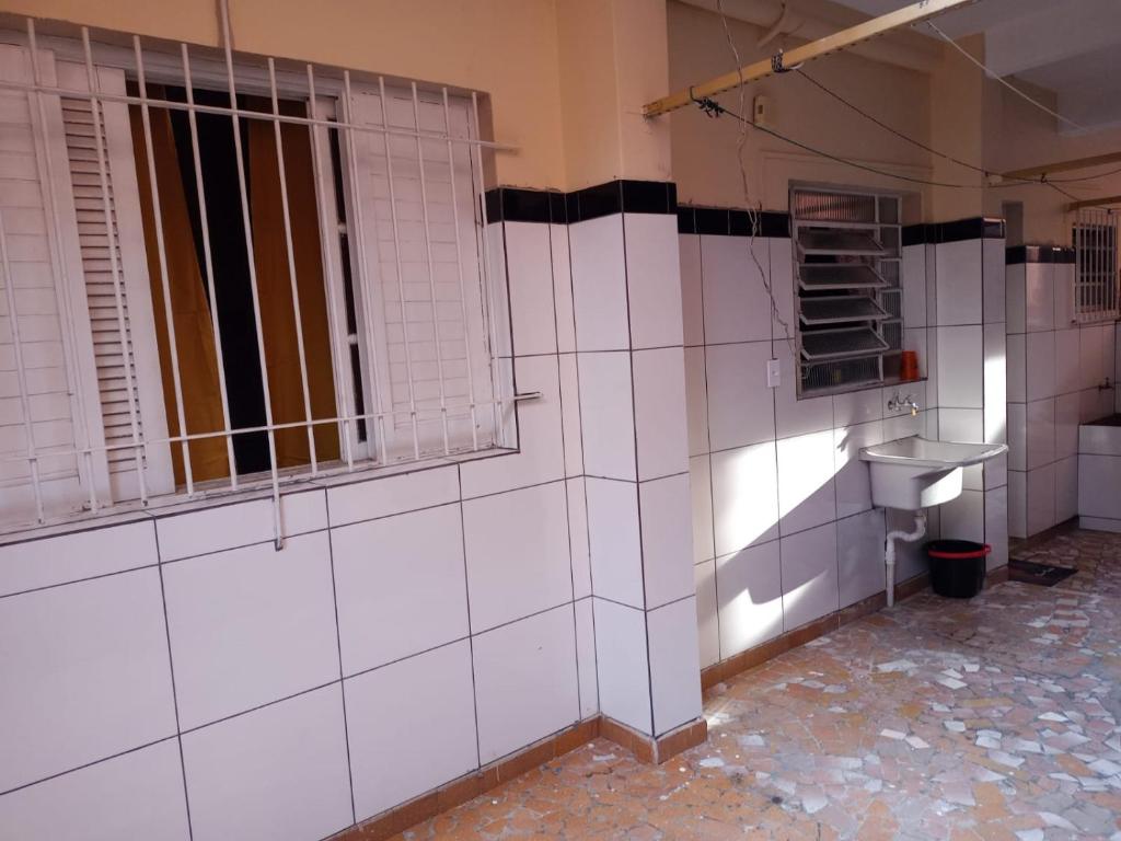 Casa 5 minutos do centro de Bernardo do Campo e Piraporinha في ساو برناندو دو كامبو: حمام به جدران من البلاط الأبيض ومغسلة