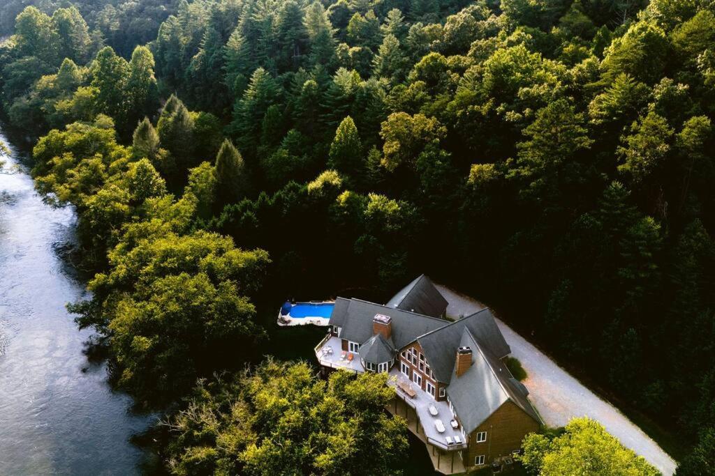 een luchtfoto van een huis naast een rivier bij 9BDRM Toccoa River Estate with Pool and Games in Mineral Bluff