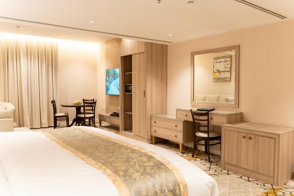 Postel nebo postele na pokoji v ubytování Grand Line Hotel