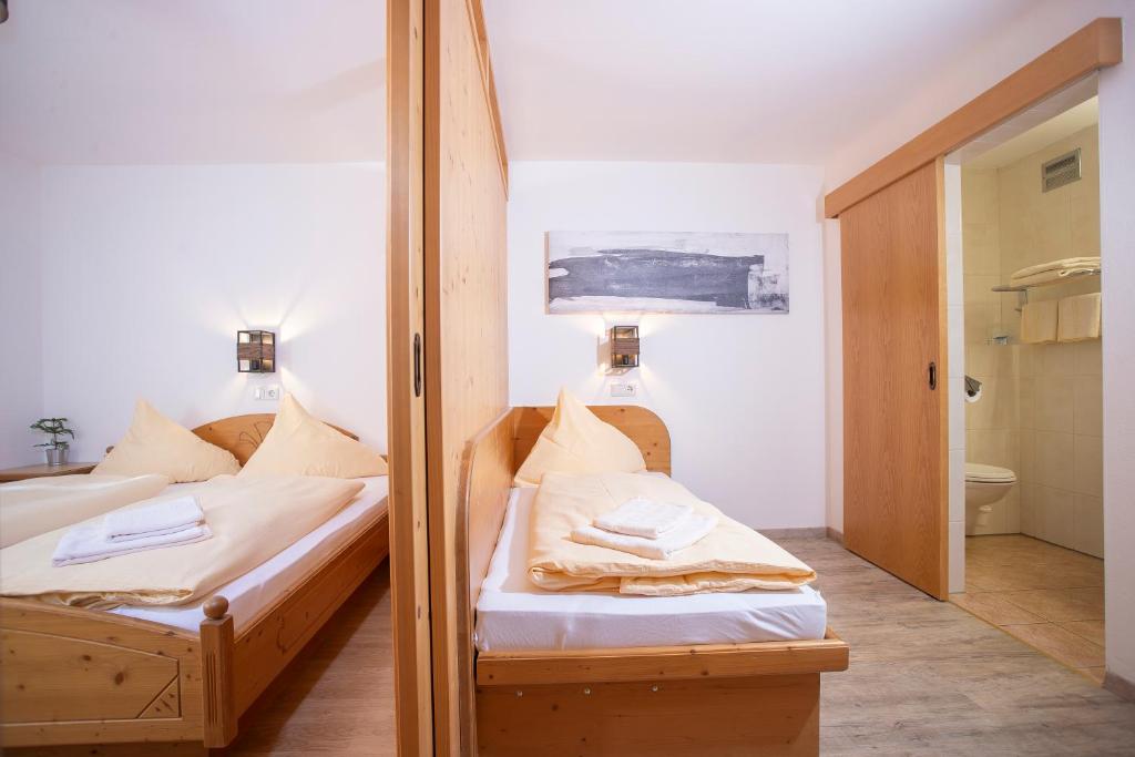 Postel nebo postele na pokoji v ubytování Alpenrelax Krepperhütte