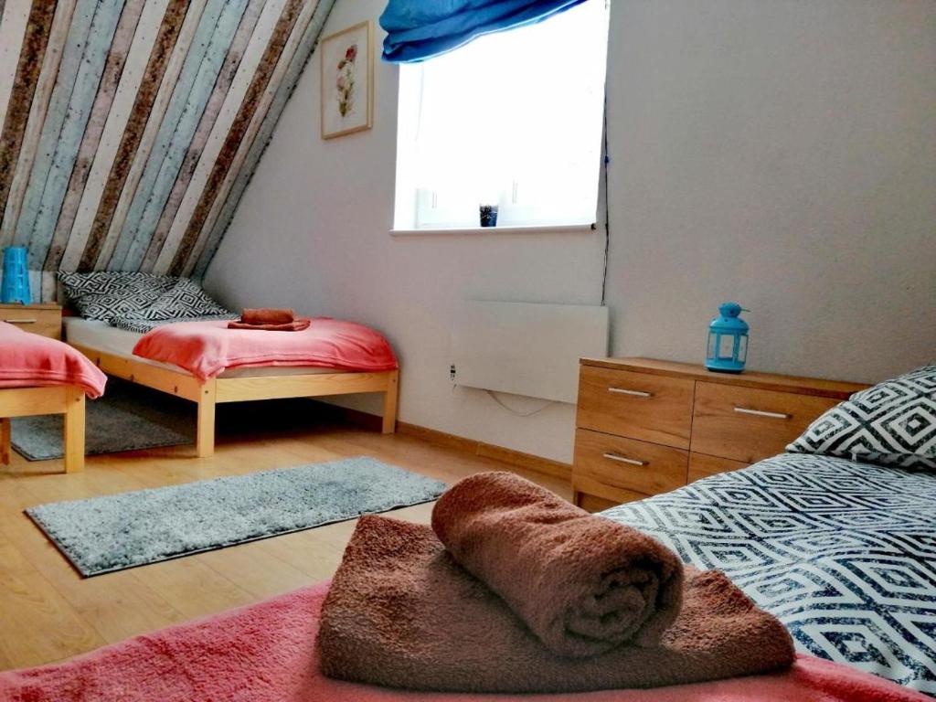 Rúm í herbergi á Lawendowy Zakątek Na Gwizdówce