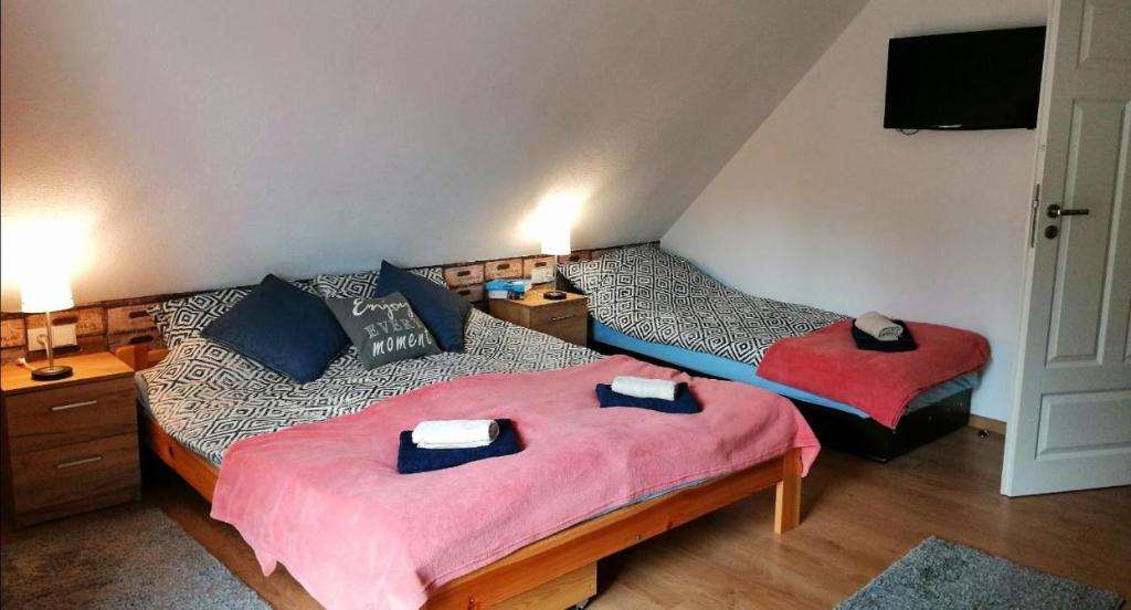 Rúm í herbergi á Lawendowy Zakątek Na Gwizdówce