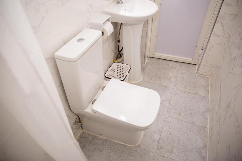 Koupelna v ubytování KKJ House
