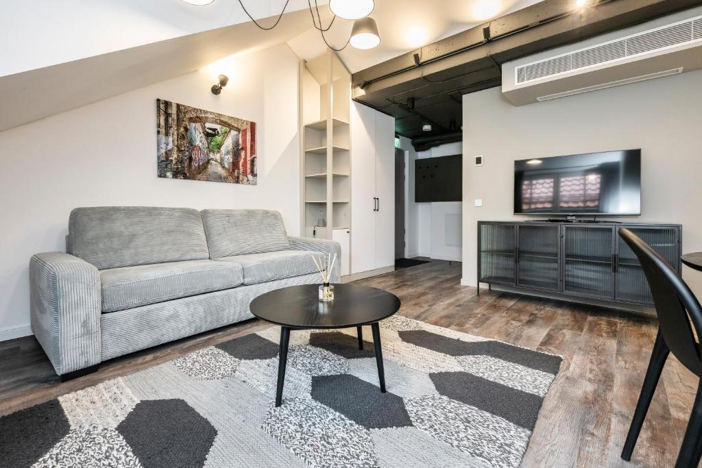 Artsy Exclusive Old Town Residence Gallery Walk - Studio