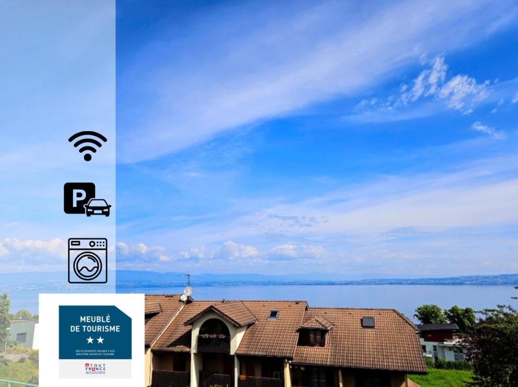 une maison avec un panneau indiquant à côté d'un bâtiment dans l'établissement 