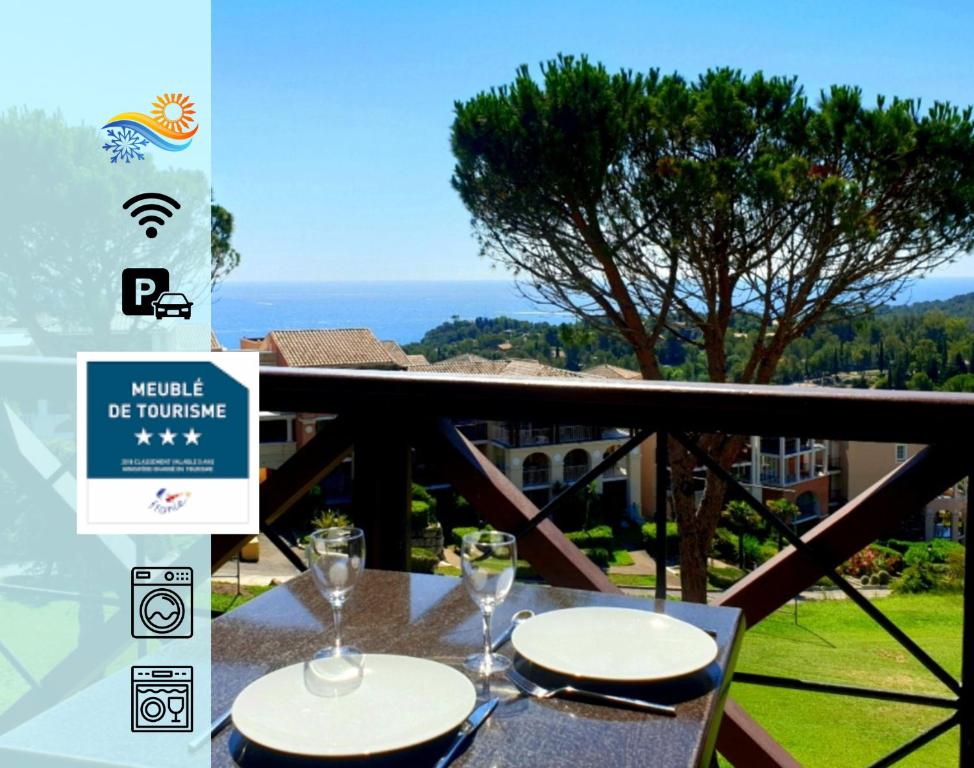 - une table avec des verres à vin sur le balcon dans l'établissement Cap Esterel Cote d'Azur VUE MER, à Agay