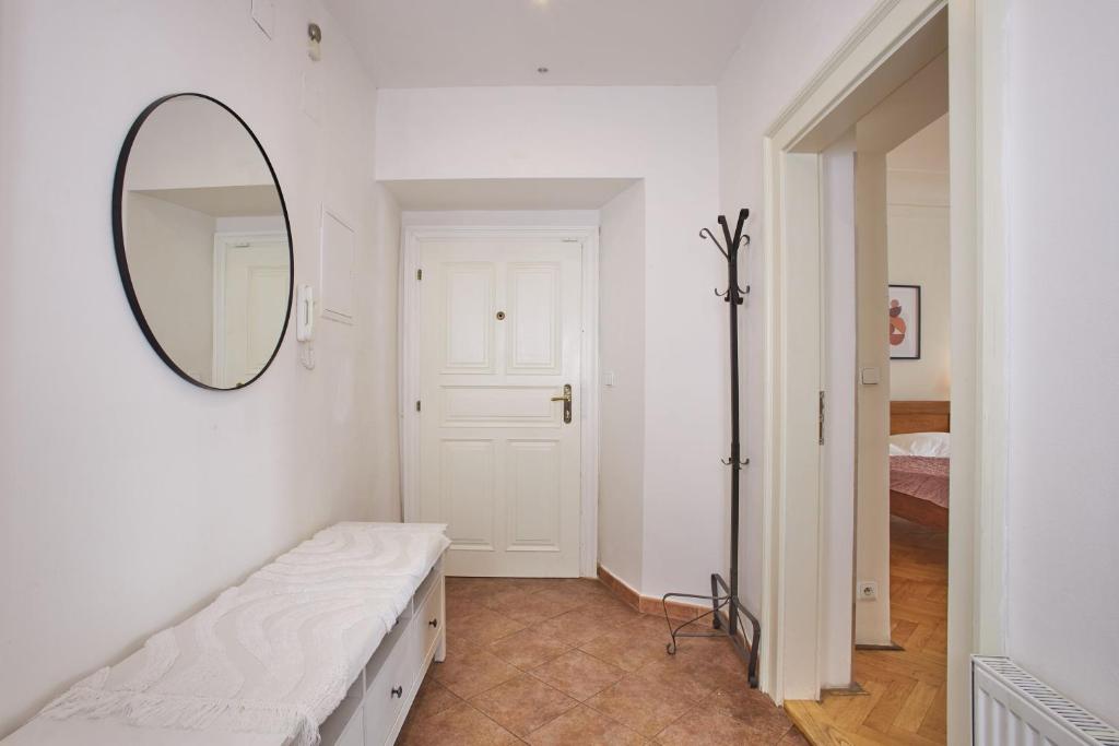Postel nebo postele na pokoji v ubytování Charles Bridge Suites