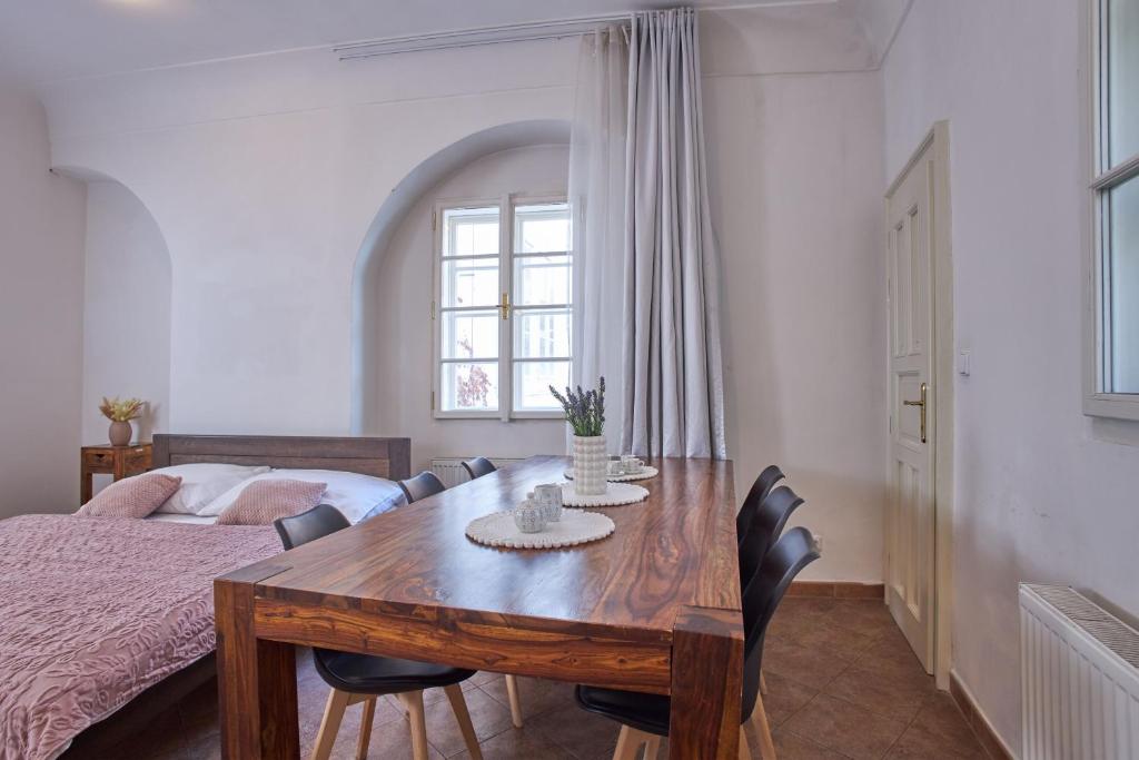 Postel nebo postele na pokoji v ubytování Charles Bridge Suites
