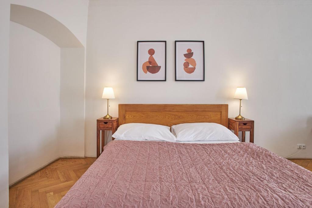 Postel nebo postele na pokoji v ubytování Charles Bridge Suites