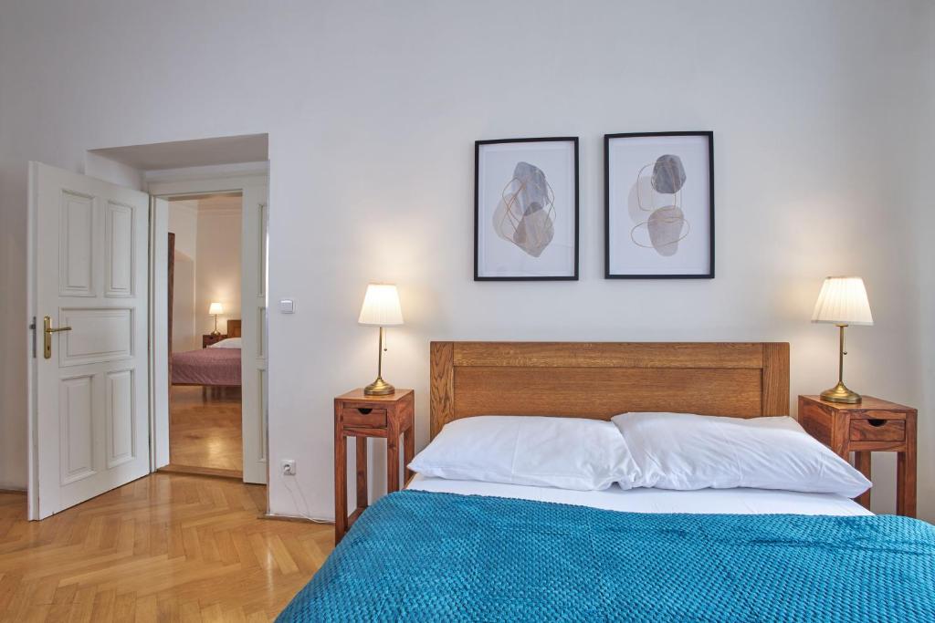 Postel nebo postele na pokoji v ubytování Charles Bridge Suites