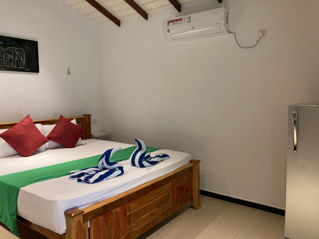 Postel nebo postele na pokoji v ubytování Kirinda Paradise Yala