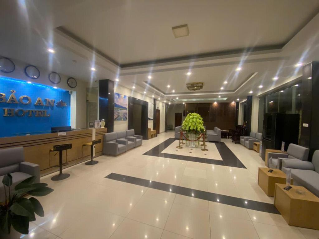 ニンビンにあるKhách sạn Bảo An Ninh Bìnhの待合室のあるホテルのロビー
