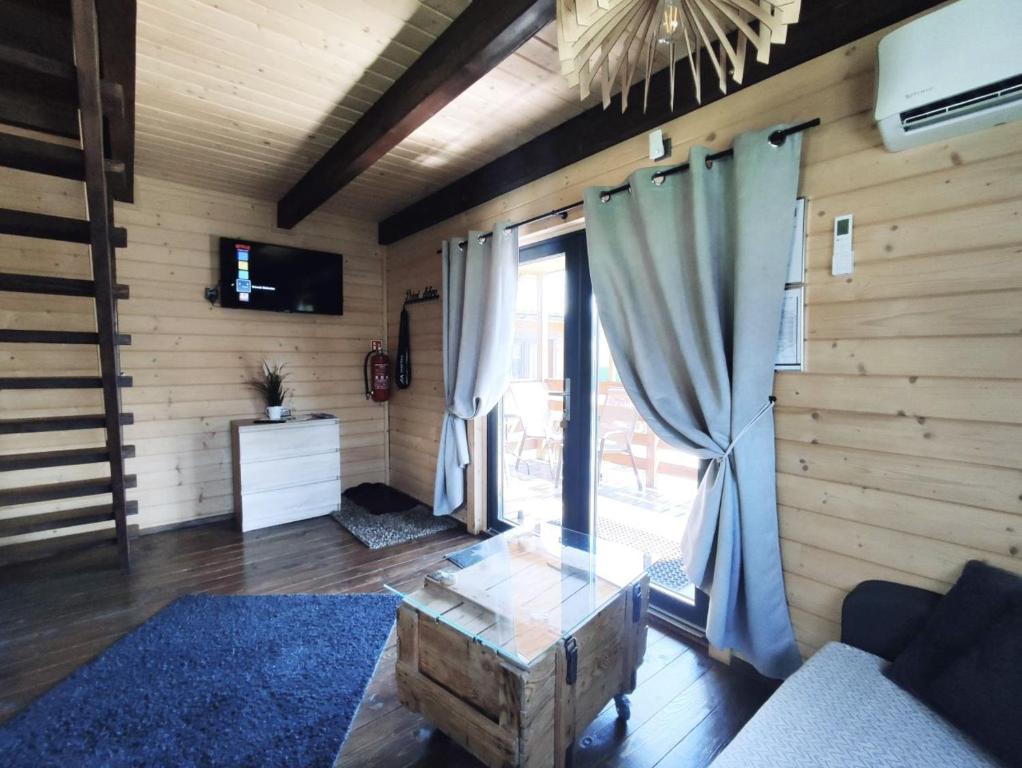 Televízia a/alebo spoločenská miestnosť v ubytovaní Osada Widok na Góry - Dwa domki z Jacuzzi na wyłączność