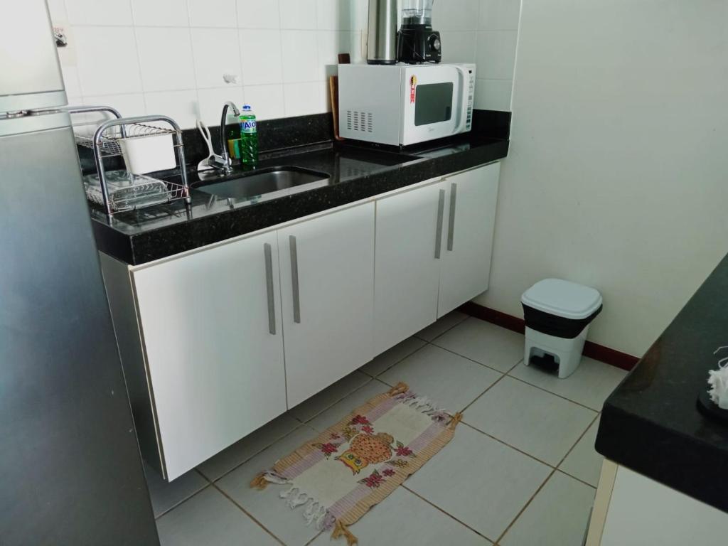Kuchyň nebo kuchyňský kout v ubytování Apartamento Térreo 3 suítes Master Resort Treebies à Beira Mar Subauma Bahia