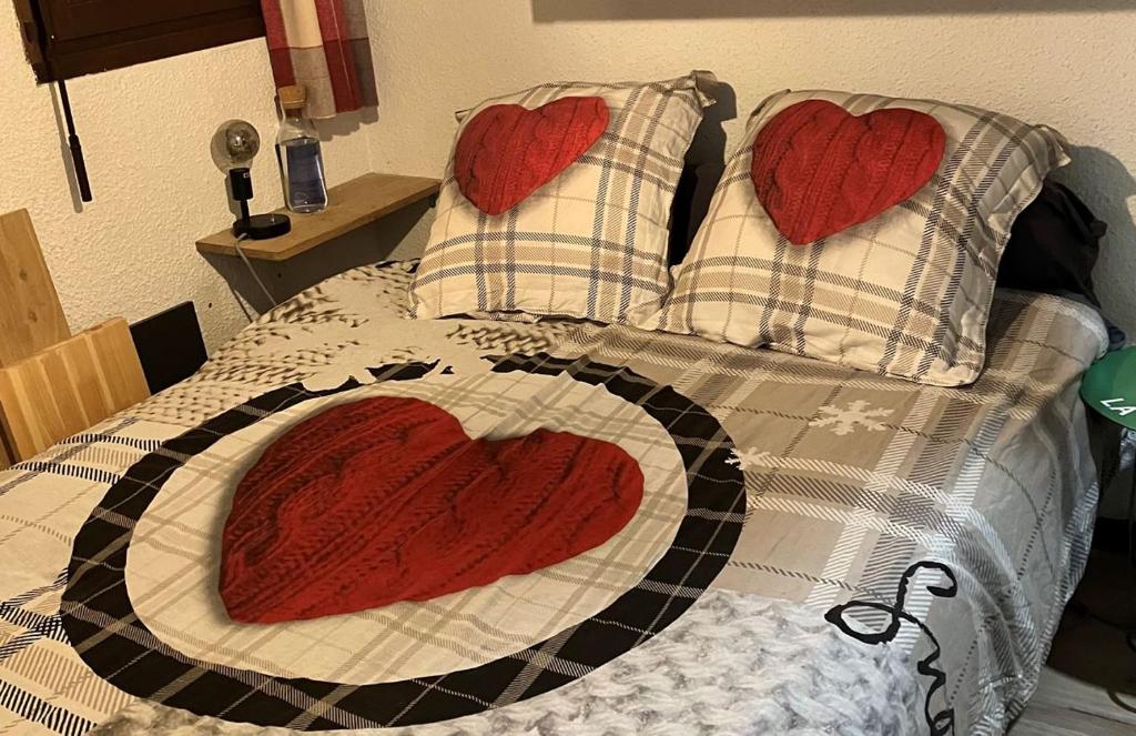 - un lit avec 2 oreillers en pied dans l'établissement Le Chamois, à Lélex