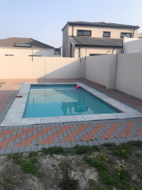 Bazén v ubytování Five bedrooms holiday home nebo v jeho okolí