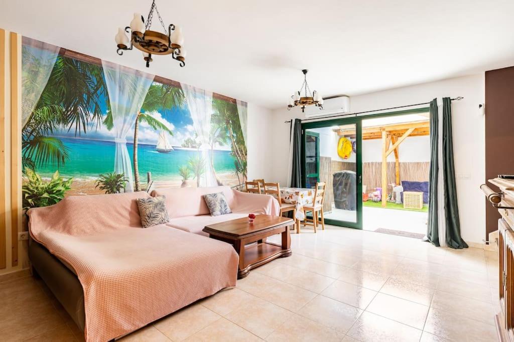 una sala de estar con un sofá y una mesa en Casa Oreo, en Playa Blanca