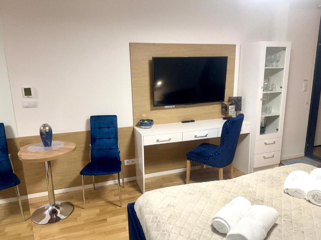 TV a/nebo společenská místnost v ubytování Seaside - Apartamenty KOMFORT, widok na morze, Parking