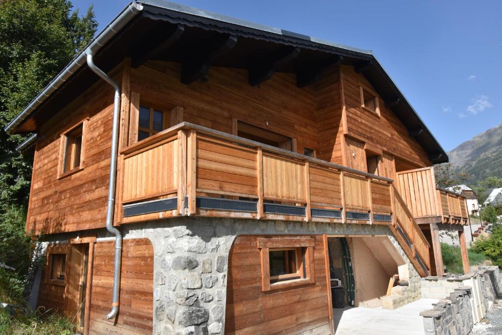 Cette cabane en rondins dispose d'un balcon. dans l'établissement VAUJANYLOCATIONS - Flocon 1, à Vaujany