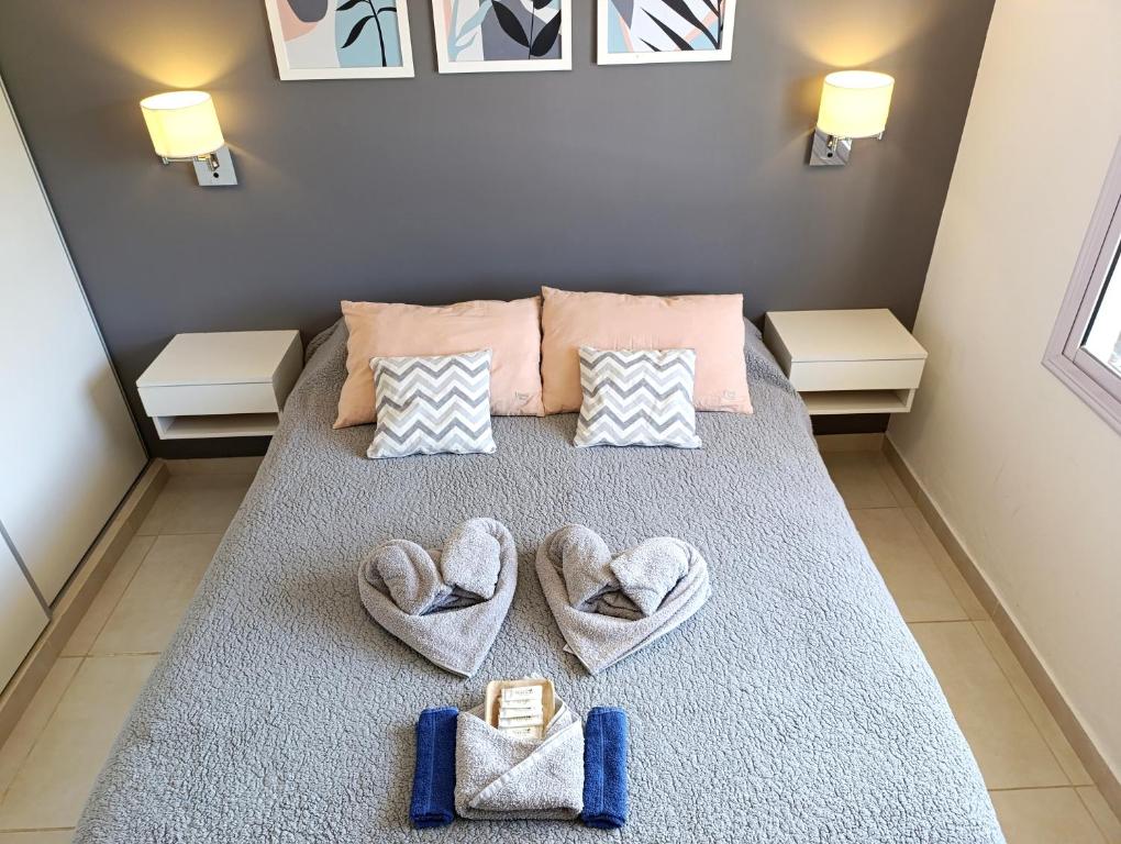 Una cama o camas en una habitación de Departamento Nuevo! 2 Dormitorios LA FALDA CORDOBA