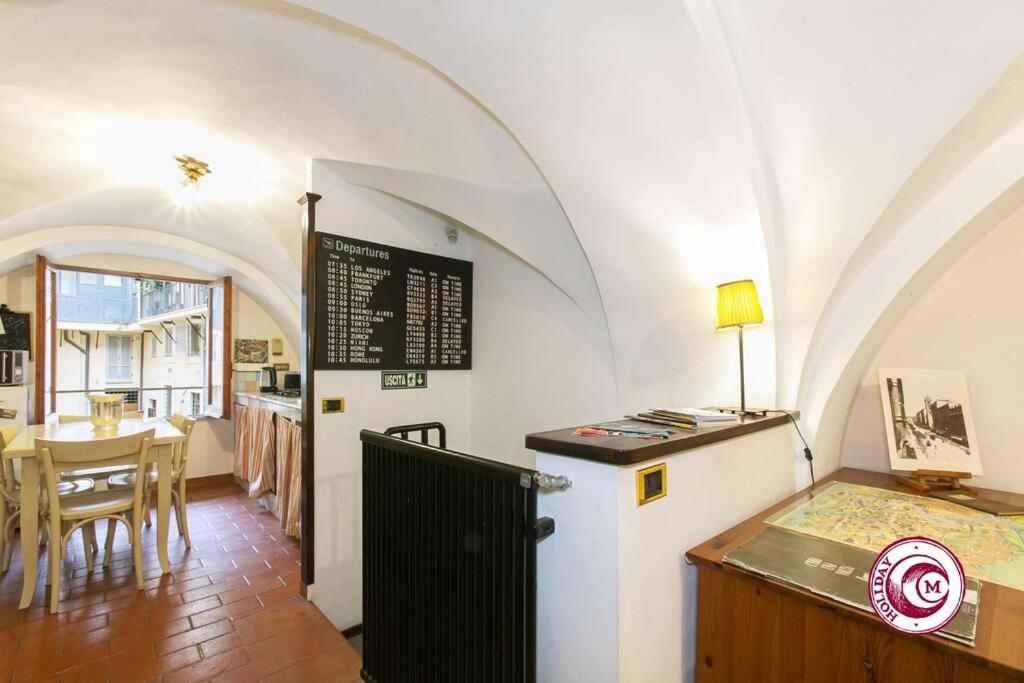 eine Küche und ein Esszimmer mit einer Bogendecke in der Unterkunft Palazzo Scapucci Apartment a Navona in Rom