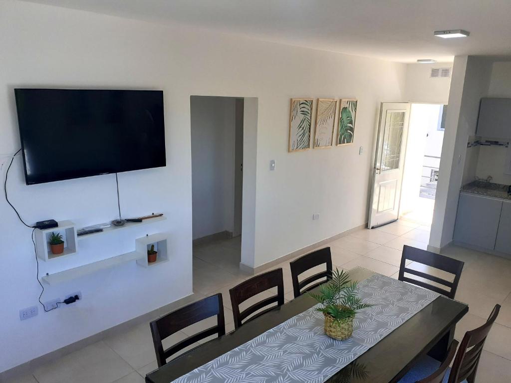 Una televisión o centro de entretenimiento en Departamento Nuevo! 2 Dormitorios LA FALDA CORDOBA