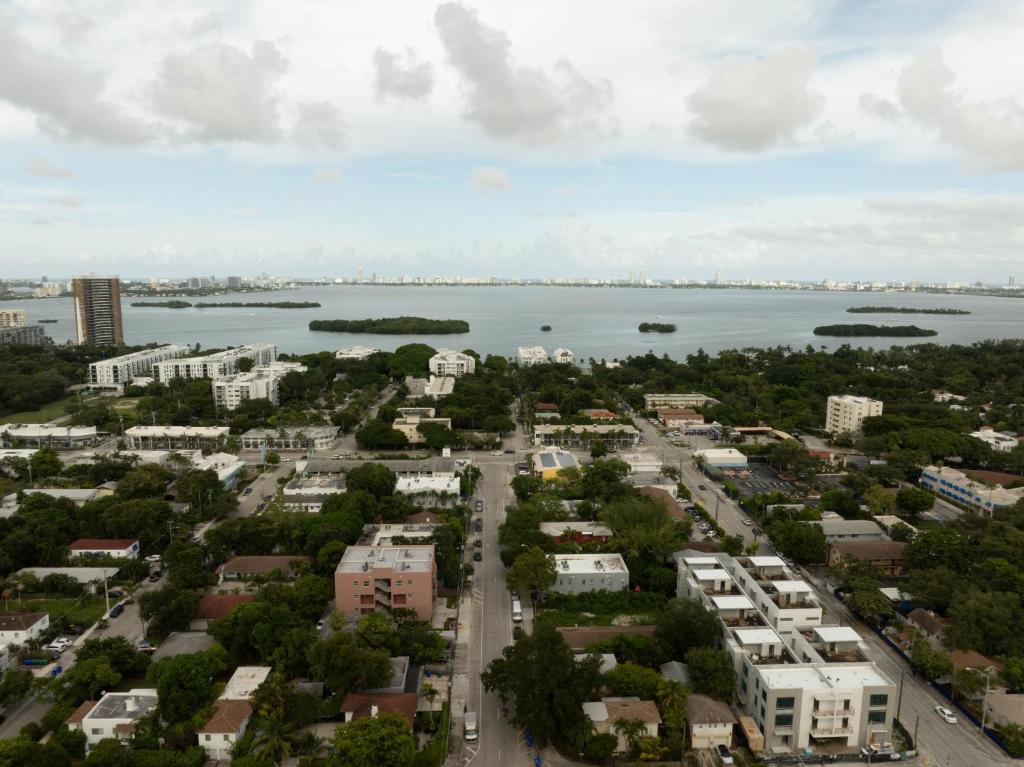 Nespecifikovaný výhled na destinaci Miami nebo výhled na město při pohledu z motelu