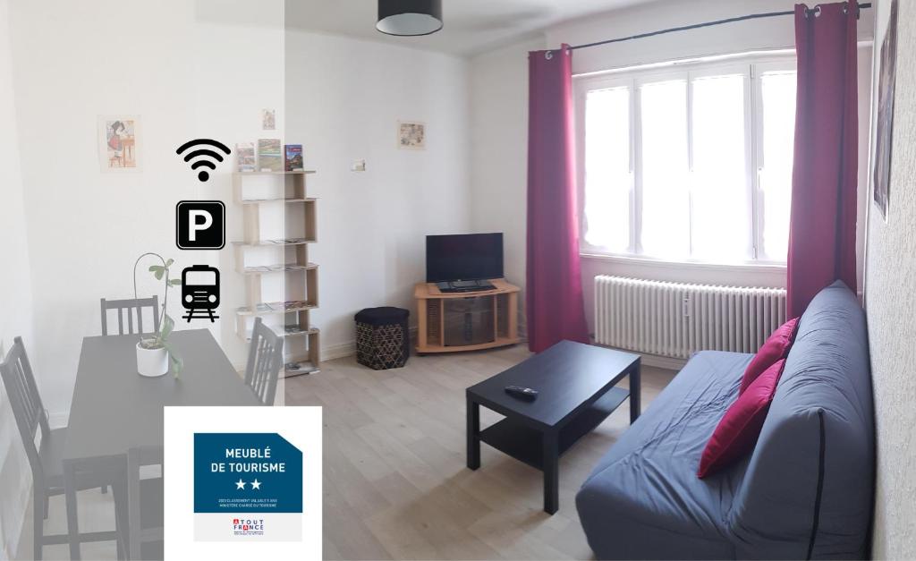 un salon avec un canapé et une table dans l'établissement Le nid des cigognes à Colmar centre, proche gare, marchés de Noël, à Colmar