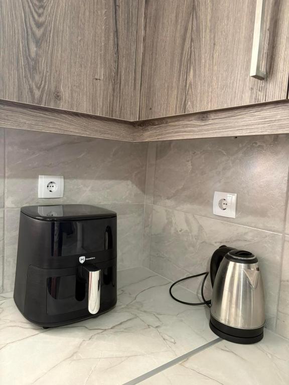 Příslušenství pro přípravu čaje a kávy v ubytování Chris&Chris Luxury apartment