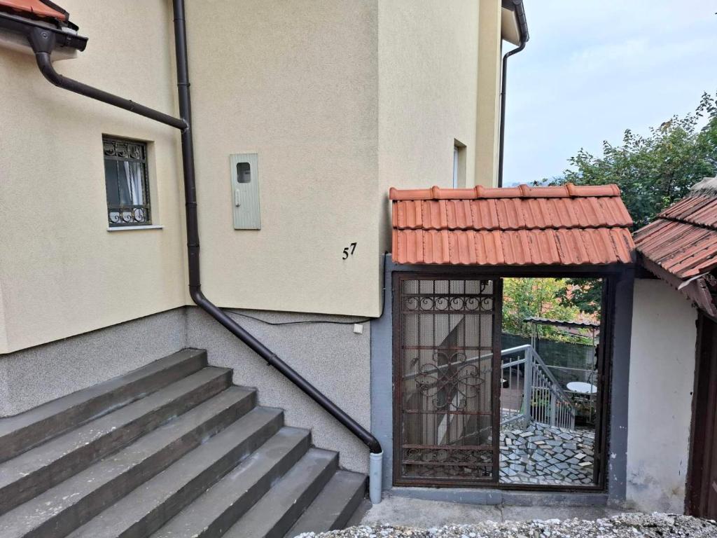 Hoone, kus külalistemaja asub