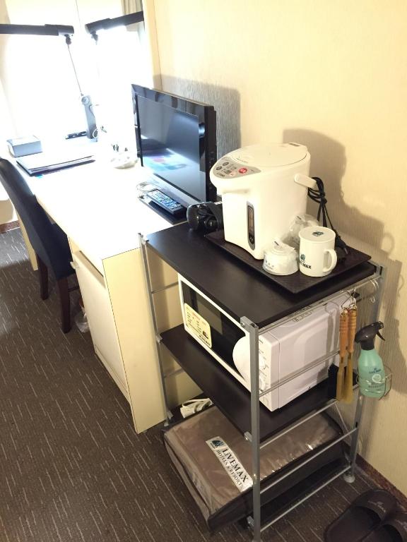 Kuchyň nebo kuchyňský kout v ubytování HOTEL LiVEMAX BUDGET Chofu-Ekimae