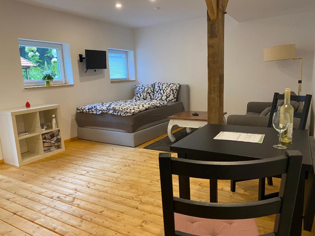 un salon avec un canapé et une table dans l'établissement Wunderschöne Ferienwohnung zwischen Bremen und Hamburg, à Alfstedt