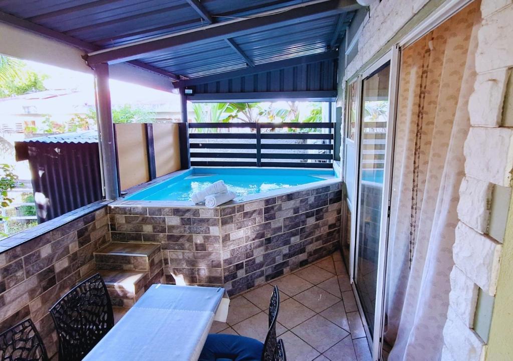 Bazén v ubytování Ti Zandoli - Évasion avec mini-piscine nebo v jeho okolí