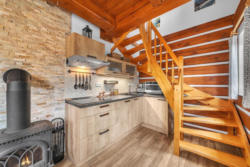Kuchnia lub aneks kuchenny w obiekcie Modern chalet Na Zlatníku