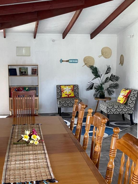 een woonkamer met een tafel en stoelen bij Are Rera's Holiday Homestead in Rarotonga